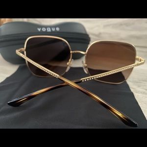 Adorable square frame Vogue sunglasses!
